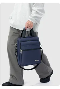 Detailansicht der vertikalen Oxford Herren Business Tasche mit Fächern und Schultergurt.
