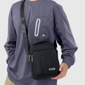 Schwarze Herren Umhängetasche mit mehreren Fächern, verstellbarer Gurt, lässige Tasche.