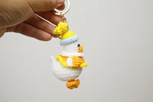 Llavero de pato de ganchillo hecho a mano bonito colgante de bolso de hilo de lana suave.