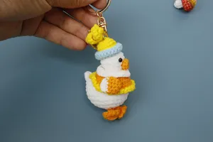 Llavero de pato de ganchillo hecho a mano lindo peluche colgante de bolsos adorable pato