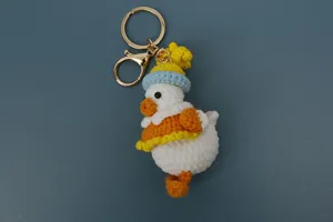 Llavero de pato de ganchillo hecho a mano, bonito colgante de bolso de felpa de hilo de lana.