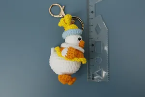 Llavero de peluche de pato tierno hecho a mano de ganchillo con sombrero, accesorio para bolso.