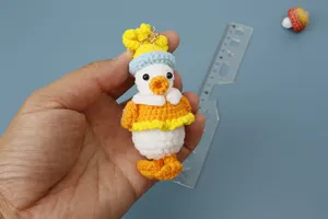 Llavero de felpa de pato de ganchillo hecho a mano, bonito colgante de bolso.