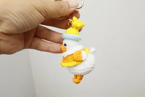 Adorable llavero de pato de ganchillo hecho a mano, colgante de bolso de felpa suave.