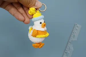 Llavero de pato de ganchillo hecho a mano, bonito colgante de peluche para bolso diario.