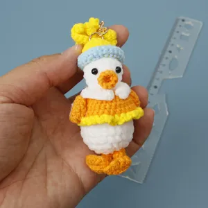 Llavero de pato de ganchillo hecho a mano lindo muñeco de peluche colgante de hilo de lana
