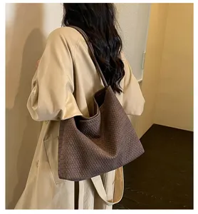 Sac porté épaule rétro tissé élégant pour femme, sac fourre-tout marron de qualité pour travail.