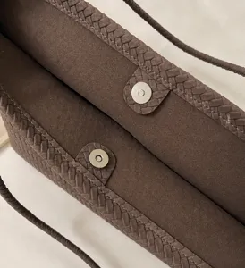 Nahaufnahme der Vintage gewebten Umhängetasche, zeigt hochwertige Textur und Hardware.