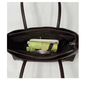 Dunkelbraune Ledertasche große Kapazität Schultertasche Pendler Handtasche Detailansicht