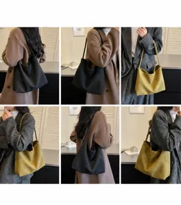 Detailansicht zeigt Model mit der stilvollen gewebten Schultertasche in Schwarz und Gelb.