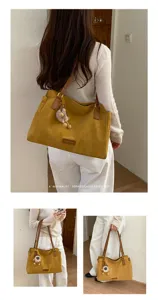 Gedetailleerd overzicht van retro casual shopper schoudertas voor dames met stijlvol hanger.