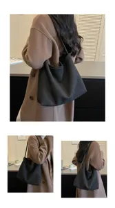 Vue détaillée du sac hobo d'épaule tressé de style vintage coréen en gris foncé.