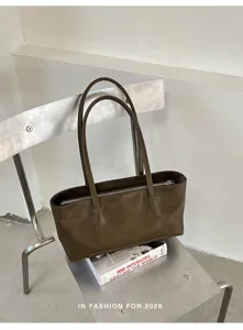 Minimalistische braune Ledertragetasche Detailansicht, lässige Schultertasche für den täglichen Weg.