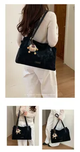 Detailweergave van Koreaanse retro zwarte shopper tas met stijlvolle pluche hanger.