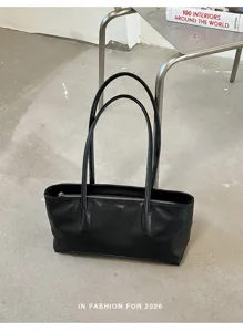 Detailansicht der schwarzen Lederschultertasche mit Doppelriemen und Reißverschluss.