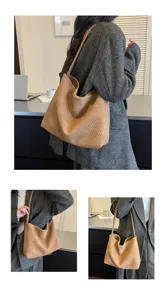 Vue détaillée du sac porté épaule marron tressé, mettant en valeur sa texture élégante unique.