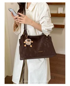 Donkerbruine retro grote capaciteit tote tas detailweergave, stijlvolle damesschoudertas.