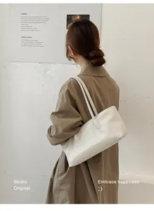 Detailansicht der minimalistischen weißen Ledertasche als eleganter Schultertaschenstil.