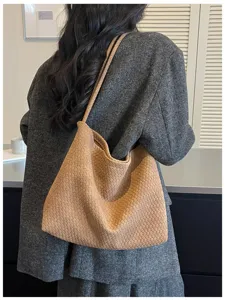 Sac à épaule tressé marron pour femme, élégant sac fourre-tout vintage pour le travail.