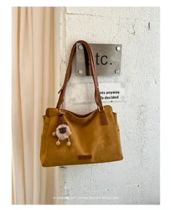 Retro grote capaciteit schouder tote tas detailweergave, casual bruine PU lederen tas.