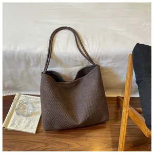 Sac à bandoulière tissé rétro pour femmes, design hobo sous les bras décontracté, style marron foncé.