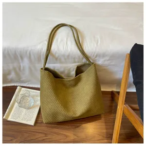 Élégant sac à épaule tissé vert pour femmes, cabas rétro minimaliste pour le quotidien.