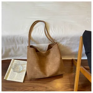 Sac à épaule tressé marron pour femme, sac rétro sous les bras pour le style de travail quotidien.