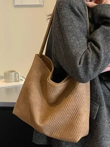 Sac bandoulière rétro en cuir tressé marron, grand cabas décontracté pour le quotidien.