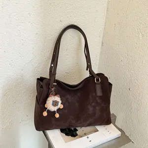 Retro bruine suède tote bag met grote capaciteit, stijlvolle schoudertas voor dames.