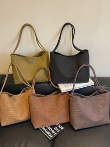 Sac à épaule tissé rétro pour femme, élégant sac hobo minimaliste pour le travail quotidien.