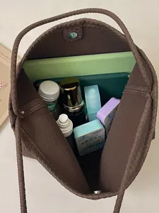 Sac à bandoulière tissé marron pour femmes, sac épaule minimaliste avec poignée.