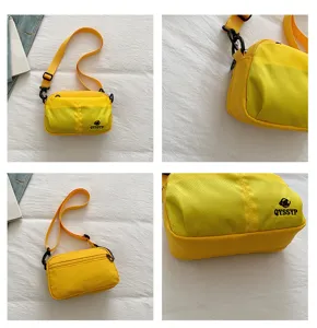 Vista detallada del bolso cruzado de nailon amarillo brillante con múltiples bolsillos.