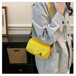 Vista detallada del bolso cruzado ligero amarillo para teléfono con varios bolsillos.