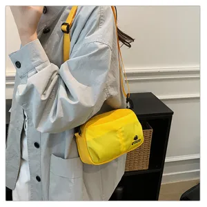 Detalle de bolso bandolera de teléfono amarillo casual, bolso pequeño con múltiples bolsillos.