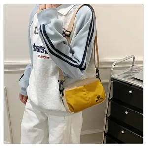 Bolso bandolera ligero de nylon para mujer con múltiples bolsillos y correa ajustable.