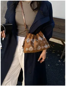 Retro embroidered shoulder bag detailed view, showcasing vintage bohemian style and exquisite patterns.