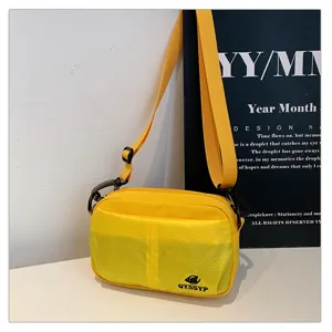 Vista detallada del bolso cruzado amarillo para teléfono, con múltiples bolsillos y correas.