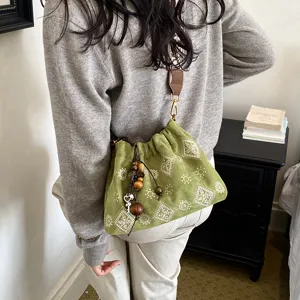 Retro green drawstring shoulder bag for women, vintage pattern casual crossbody bag for autumn.
