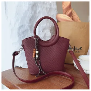 Sac seau tisse bordeaux avec poignee et bandouliere, sac a main decontracte et elegant.