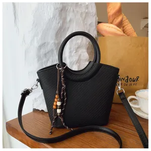 Sac seau noir élégant pour femme sac bandoulière avec poignée et pampille de perles chic.