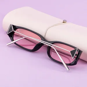 Lunettes de soleil carrées à verres roses et branches métalliques pour style urbain et extérieur.