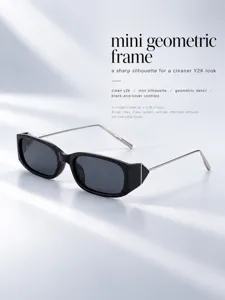 Petites lunettes de soleil carrées style Y2K, monture noire et branches métalliques argentées.