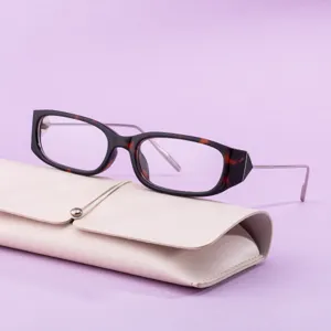 Lunettes tendance à monture rectangulaire écaille et branches fines en métal pour homme.
