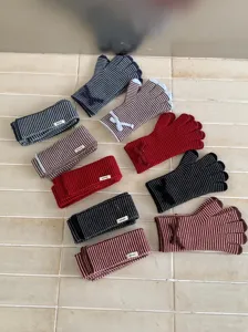 Conjunto de guantes y bufanda de punto a rayas para mujer, accesorios de invierno cálidos.
