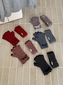 Detalle de conjunto de guantes y bufanda de punto a rayas, accesorios de otoño invierno.