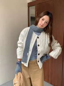 Vista detallada del conjunto de bufanda y guantes de punto a rayas para mujer, accesorios de invierno.