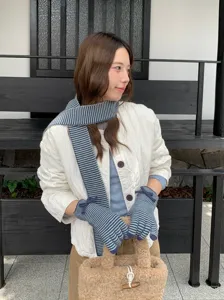 Vista detallada del conjunto de bufanda y guantes de punto a rayas para mujer, otoño invierno chic.