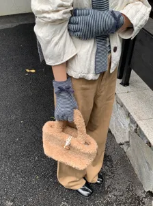 Conjunto de bufanda y guantes de punto a rayas para mujer, accesorio de moda de invierno.