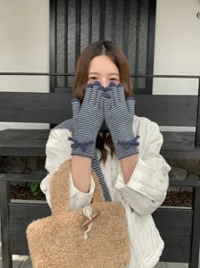 Vista detallada del conjunto de guantes y bufanda de punto a rayas para mujer, invierno.