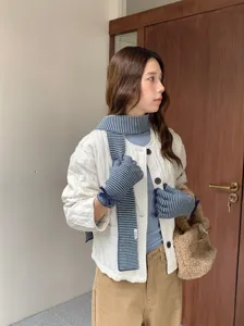 Conjunto de bufanda y guantes de punto a rayas acogedor para mujer, accesorio otoño invierno.